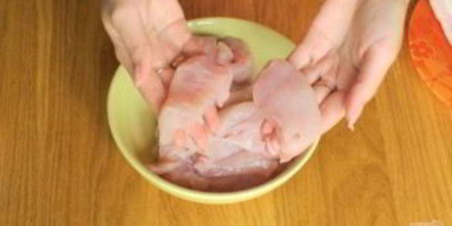 Рецепт куриных рулетиков с беконом и кабачком