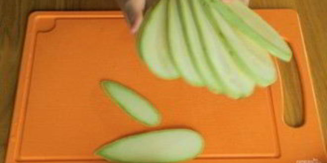 Рецепт куриных рулетиков с беконом и кабачком