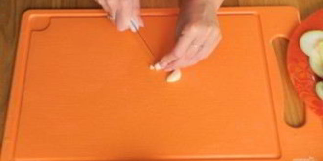 Рецепт куриных рулетиков с беконом и кабачком