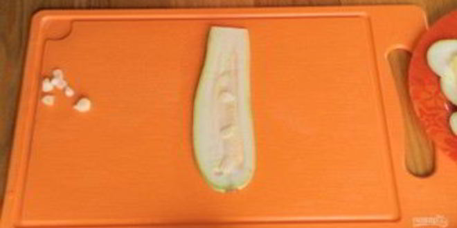 Рецепт куриных рулетиков с беконом и кабачком