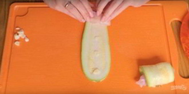 Рецепт куриных рулетиков с беконом и кабачком