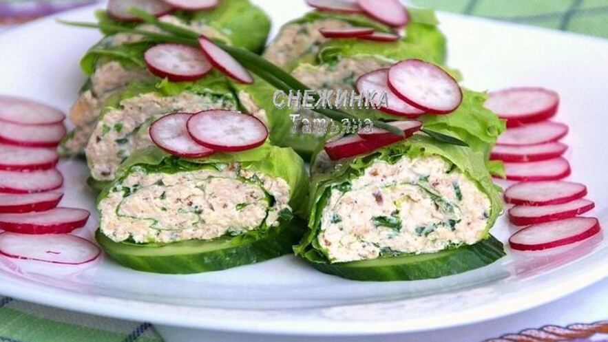 Рецепт легкого закусочного рулета из салатных листьев