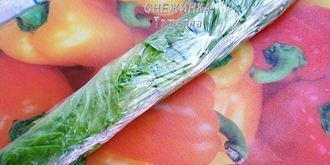 Рецепт легкого закусочного рулета из салатных листьев