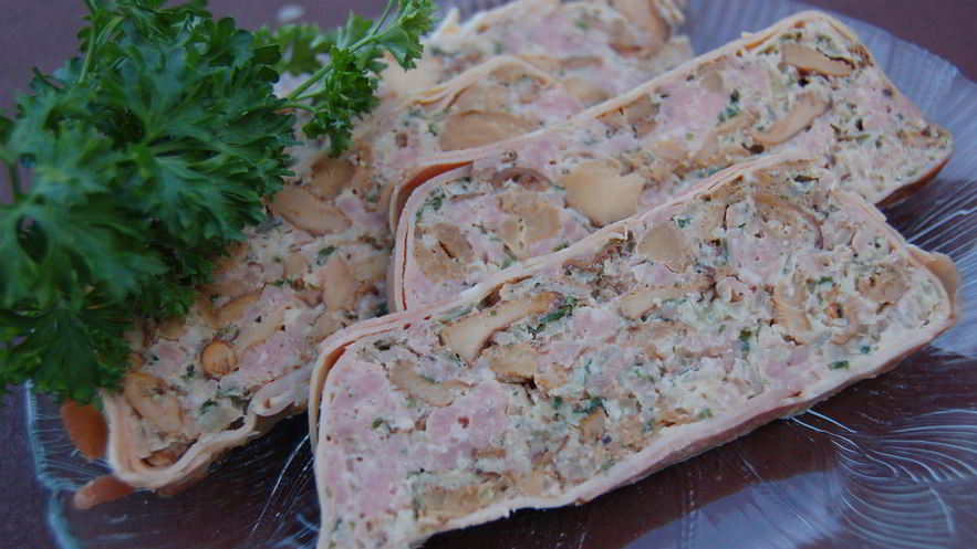 Рецепт мясного рулета с лисичками