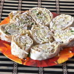 Рецепт Рулета из лаваша с курицей и сыром