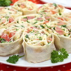 Рецепт Рулета из лаваша с помидорами сыром