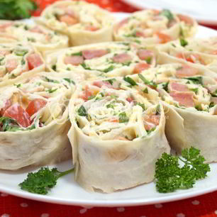 Рецепт Рулета из лаваша с помидорами сыром