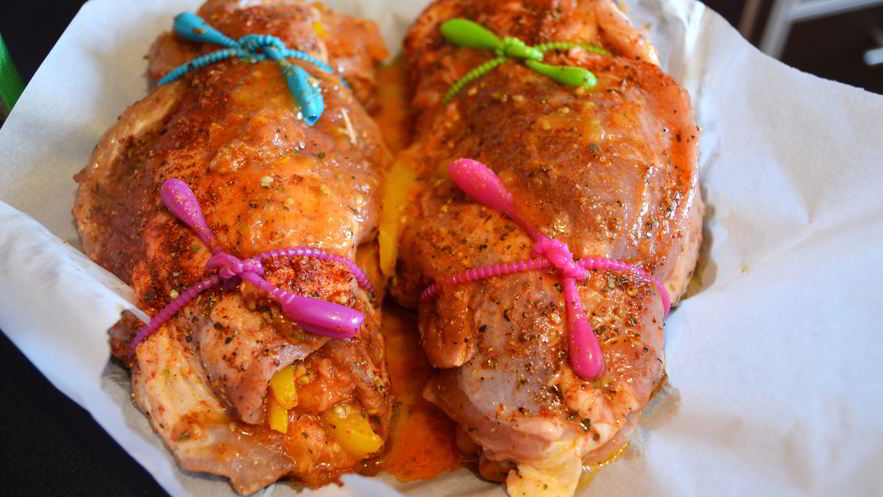 Рецепт рулета из свинины, запеченный с томатами и сладким перцем