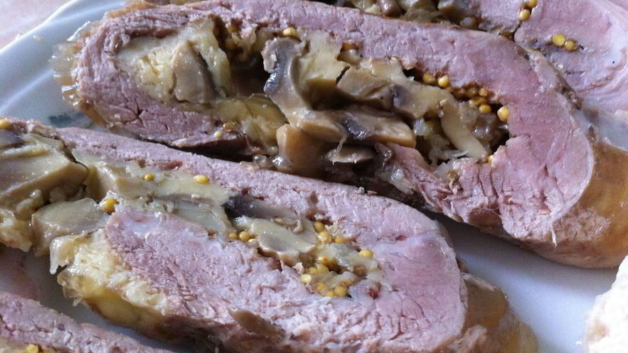 Рецепт рулета из свиной шейки с грибами