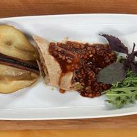 Рецепт Рулета из утки с грушей и ореховым соусом