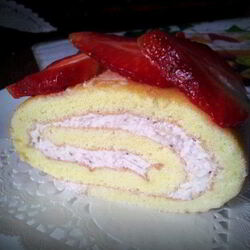 Рецепт Рулета с клубникой и белым шоколадом