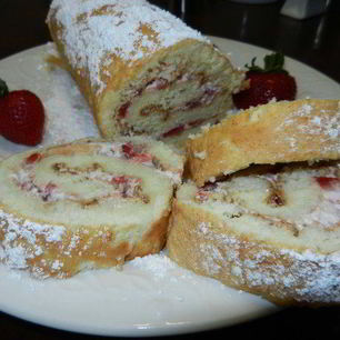 Рецепт Рулета с клубникой и сливками