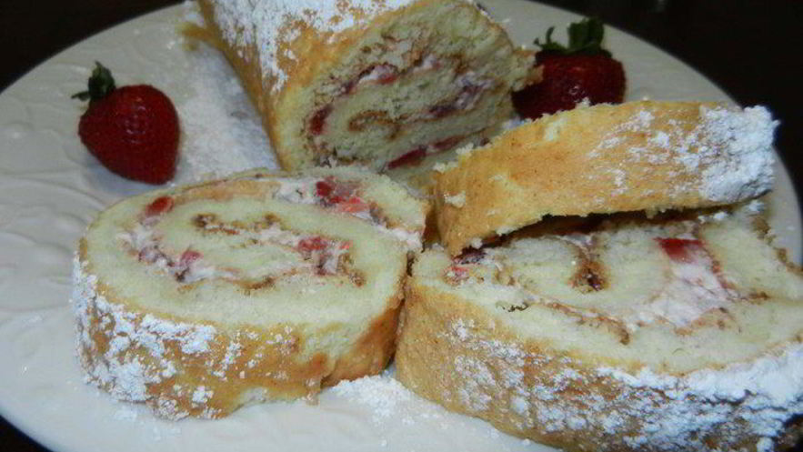 Рецепт рулета с клубникой и сливками