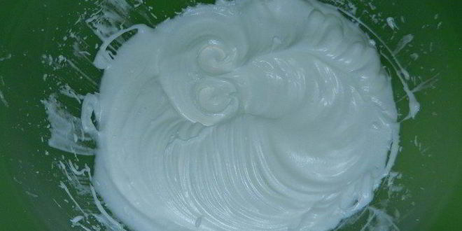 Рецепт рулета с клубникой и сливками