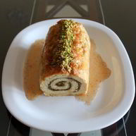 Рецепт Рулета с ореховой начинкой, корицей и медовым сиропом