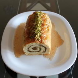 Рецепт Рулета с ореховой начинкой, корицей и медовым сиропом