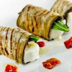 Рецепт Рулетиков из баклажанов с моцареллой unagrande