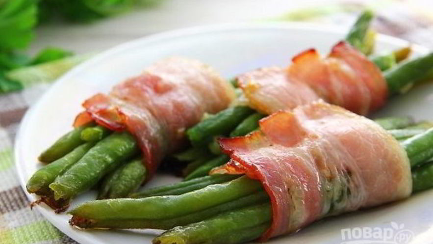 Рецепт рулетиков из фасоли в беконе