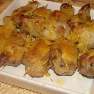 Рецепт Свиных рулетиков с грушей и миндалем