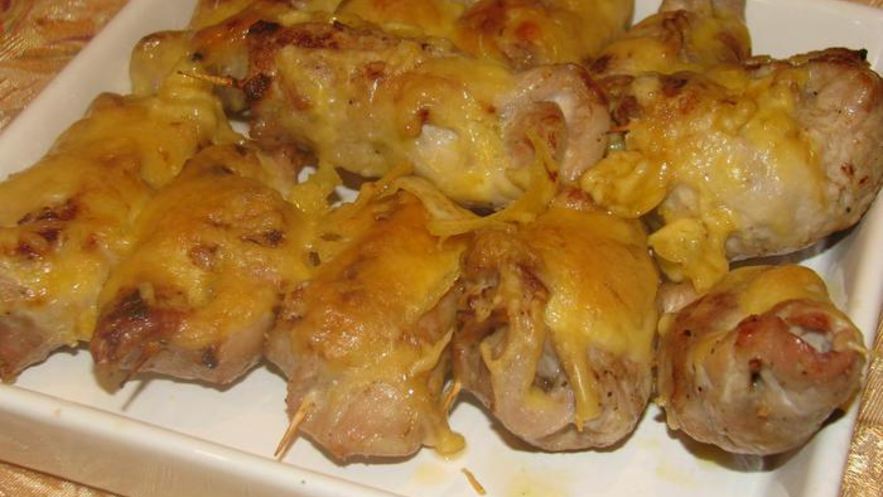 Рецепт свиных рулетиков с грушей и миндалем