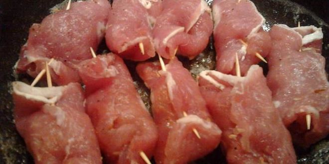 Рецепт свиных рулетиков с грушей и миндалем