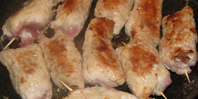 Рецепт свиных рулетиков с грушей и миндалем