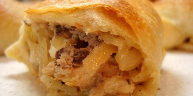 Рецепт закусочных слоеных рулетиков с рыбой, капустой и яйцом