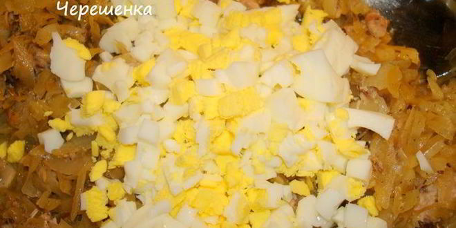 Рецепт закусочных слоеных рулетиков с рыбой, капустой и яйцом