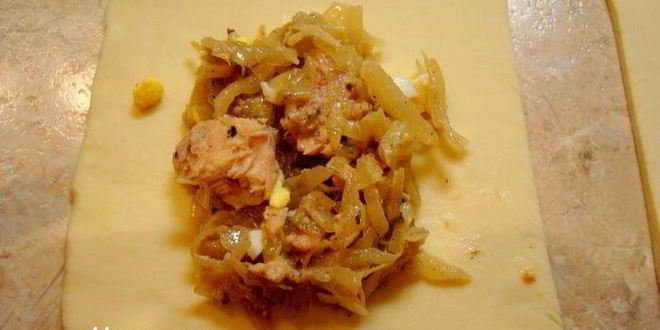 Рецепт закусочных слоеных рулетиков с рыбой, капустой и яйцом