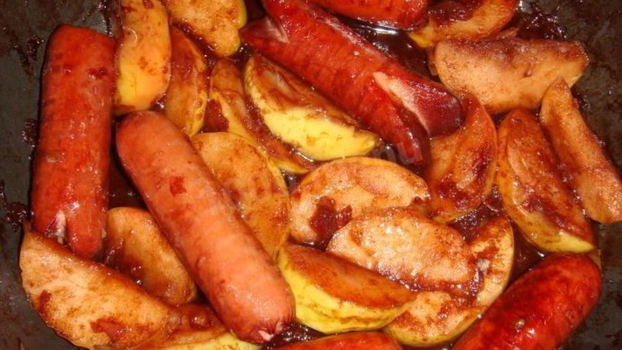 Рецепт сосисок в яблочном соусе