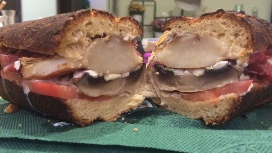 Рецепт хрустящего сэндвича с грушами-гриль и запеченными грибами