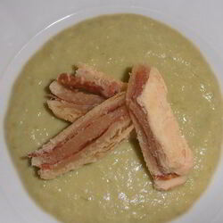 Рецепт Слоеных сэндвичей с салями и пюре из лук-порея