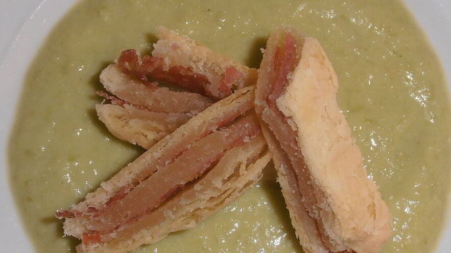 Рецепт слоеных сэндвичей с салями и пюре из лук-порея