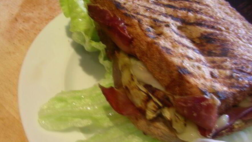 Рецепт сэндвича-гриля с баклажаном-гриль, сыром и прошутто