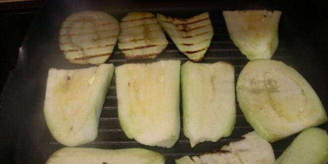 Рецепт сэндвича-гриля с баклажаном-гриль, сыром и прошутто