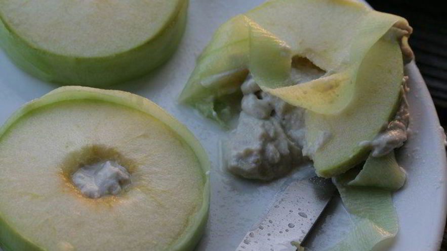 Рецепт сэндвича из яблока с сельдью по-кончаловски