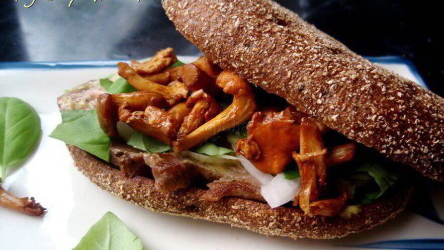 Рецепт сэндвича с говядиной, лисичками и горчичным соусом