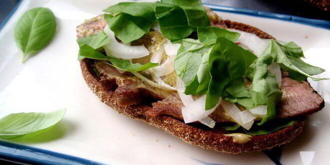 Рецепт сэндвича с говядиной, лисичками и горчичным соусом