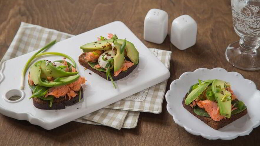 Рецепт сэндвича с копченым лососем и авокадо