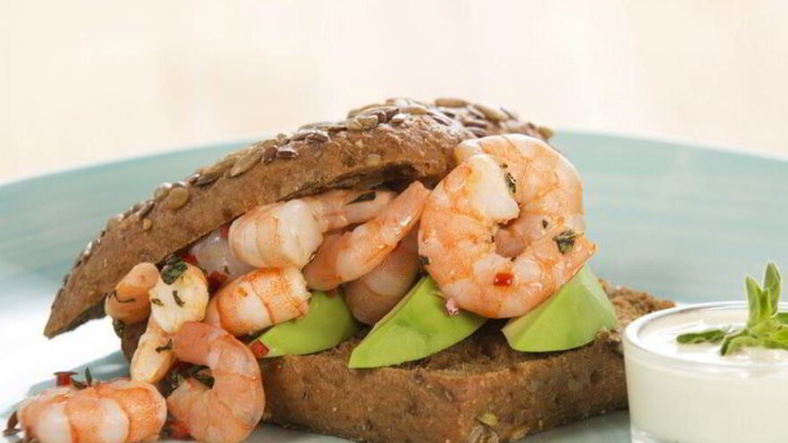 Рецепт сэндвича с креветками и авокадо