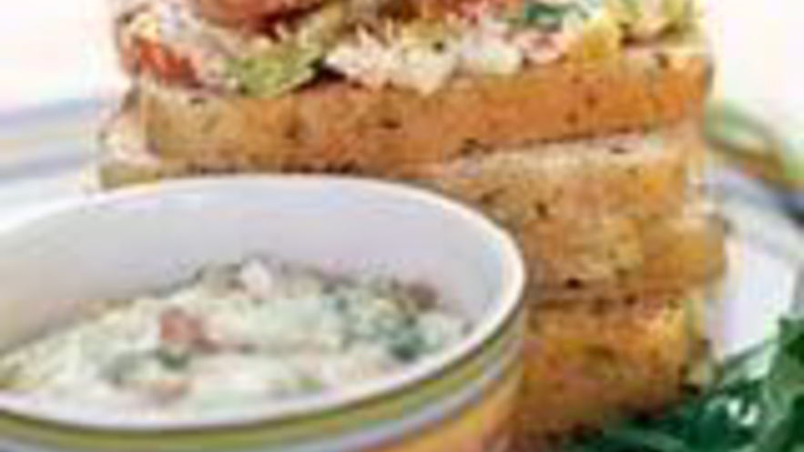 Рецепт сэндвича с куриным салатом и миндалем