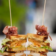 Рецепт Сэндвича с курицей-гриль, беконом и яйцом