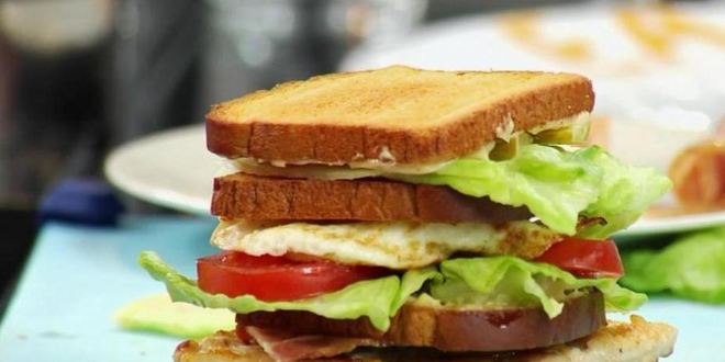 Рецепт сэндвича с курицей-гриль, беконом и яйцом