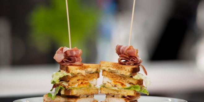 Рецепт сэндвича с курицей-гриль, беконом и яйцом