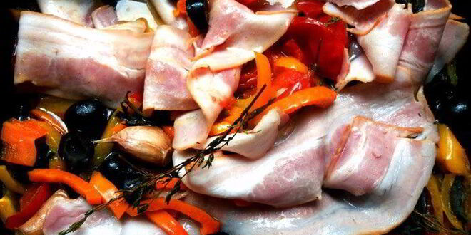 Рецепт сэндвича с печеными овощами, руколой и беконом