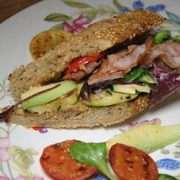 Сэндвич с цукини, помидорами и авокадо