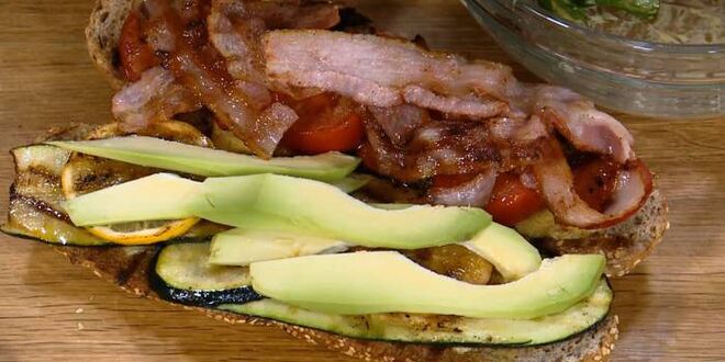 Рецепт сэндвича с цукини, помидорами и авокадо