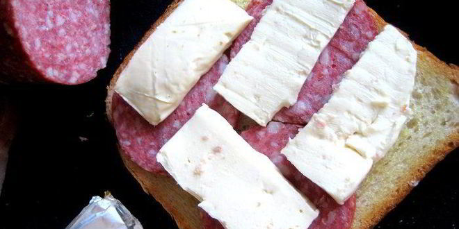 Рецепт сэндвича с ветчиной и салями