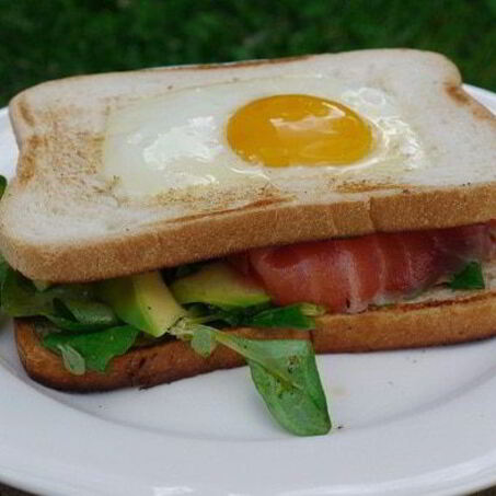 Рецепт Сэндвича с яйцом, семгой и авокадо