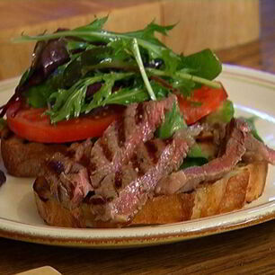 Рецепт Сэндвича со стейком, помидором и авокадо